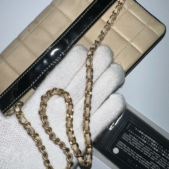 CHANEL Quilted Beige and Black Shoulder Bag - Picture 15 of 15